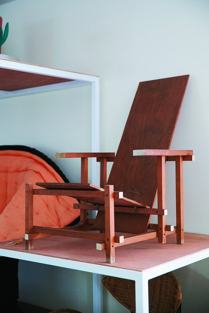 ヘーリット・リートフェルトの「赤と青の椅子」初期に作られた単色版のチェア
