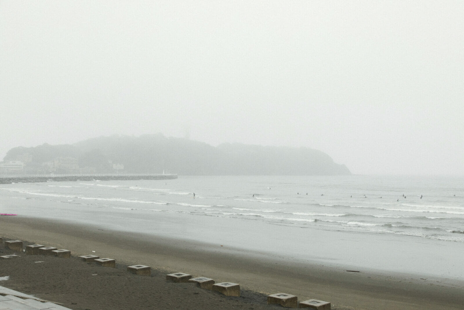 雨模様の湘南の海