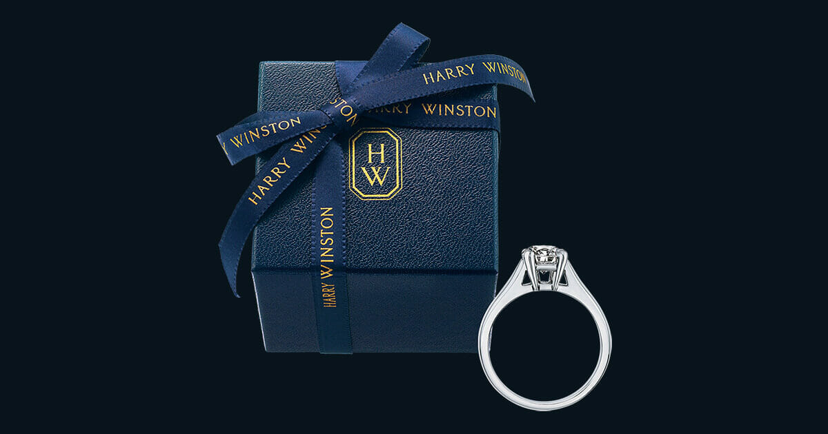 ふたりの始まりはネイビーボックスから。 – FINDING HARRY WINSTON