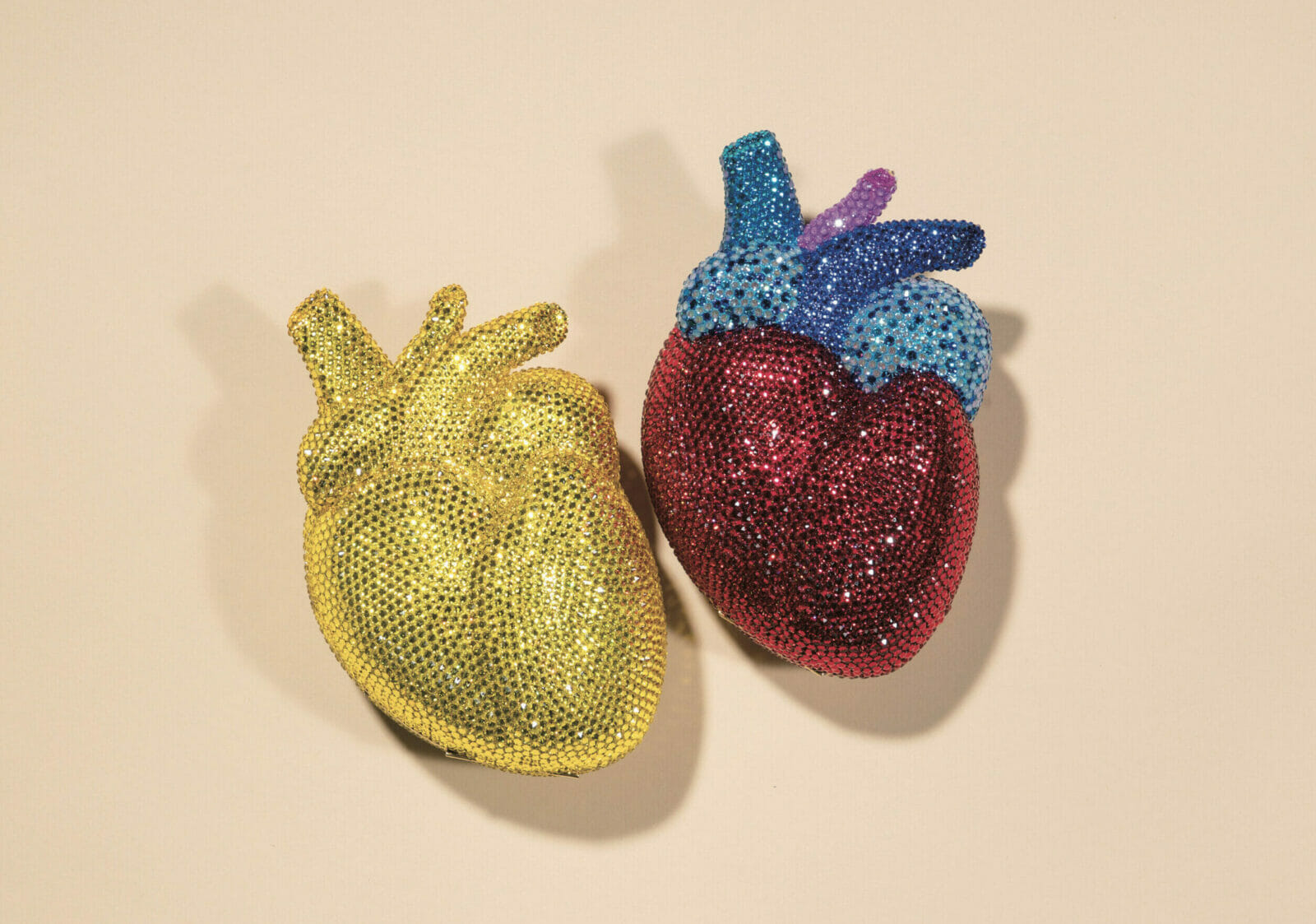 〈グッチ〉の心臓モチーフのミニバッグ