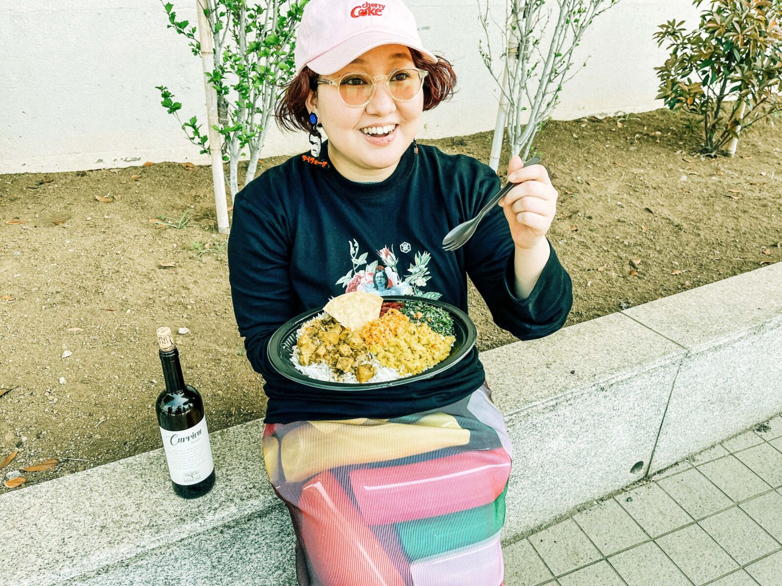 蔵前の名店「セレンディップ」でテイクアウトしたスリランカカレーを食べる大塚愛子さん。
