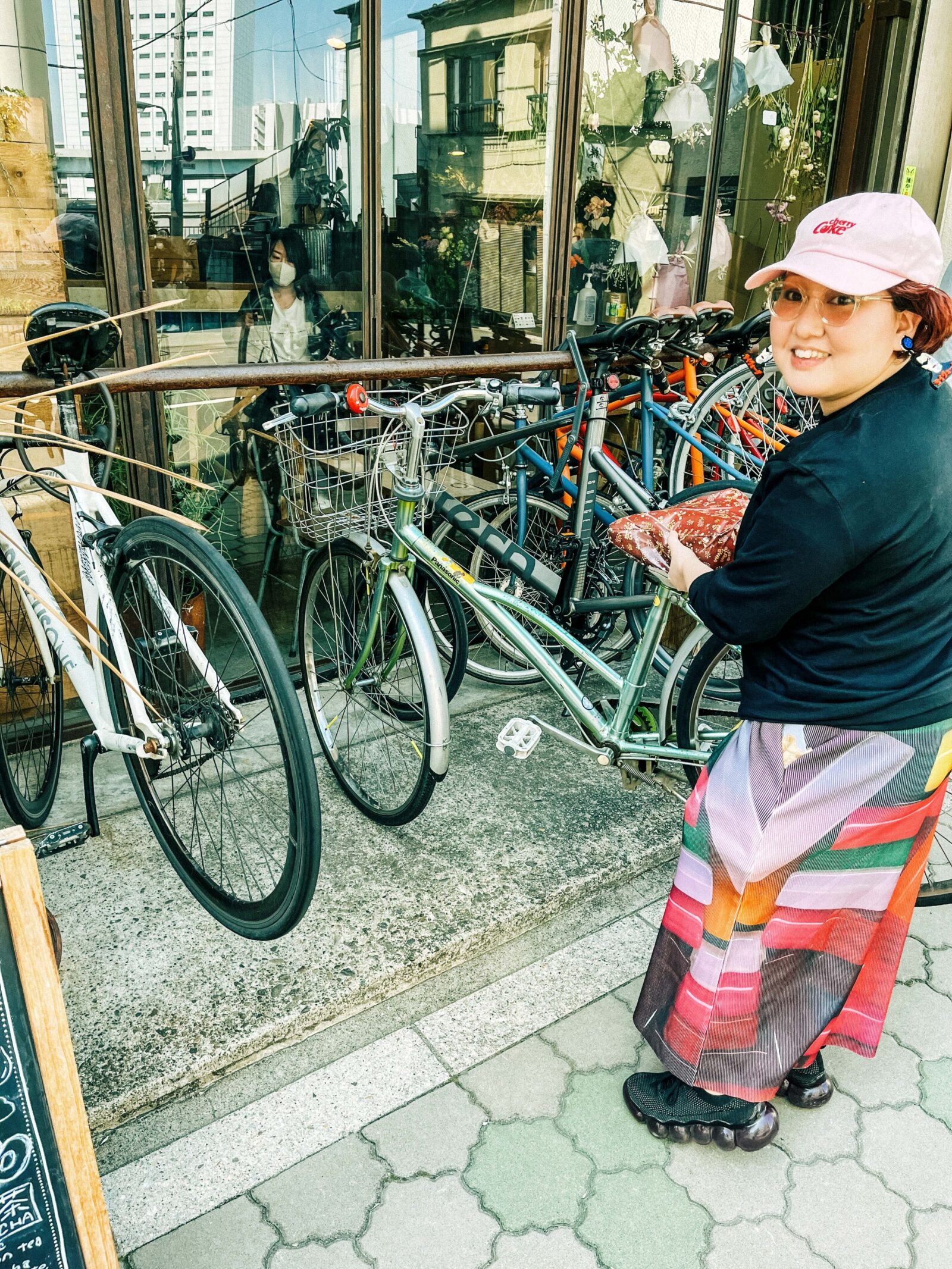 自転車置き場にガチャリンコを停める大塚愛子さん。