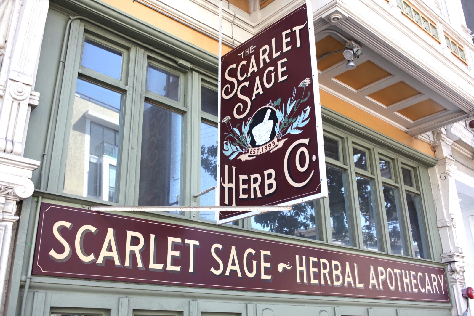 ハーブ専門店「The Scarlet Sage Herb Co.」のサイン