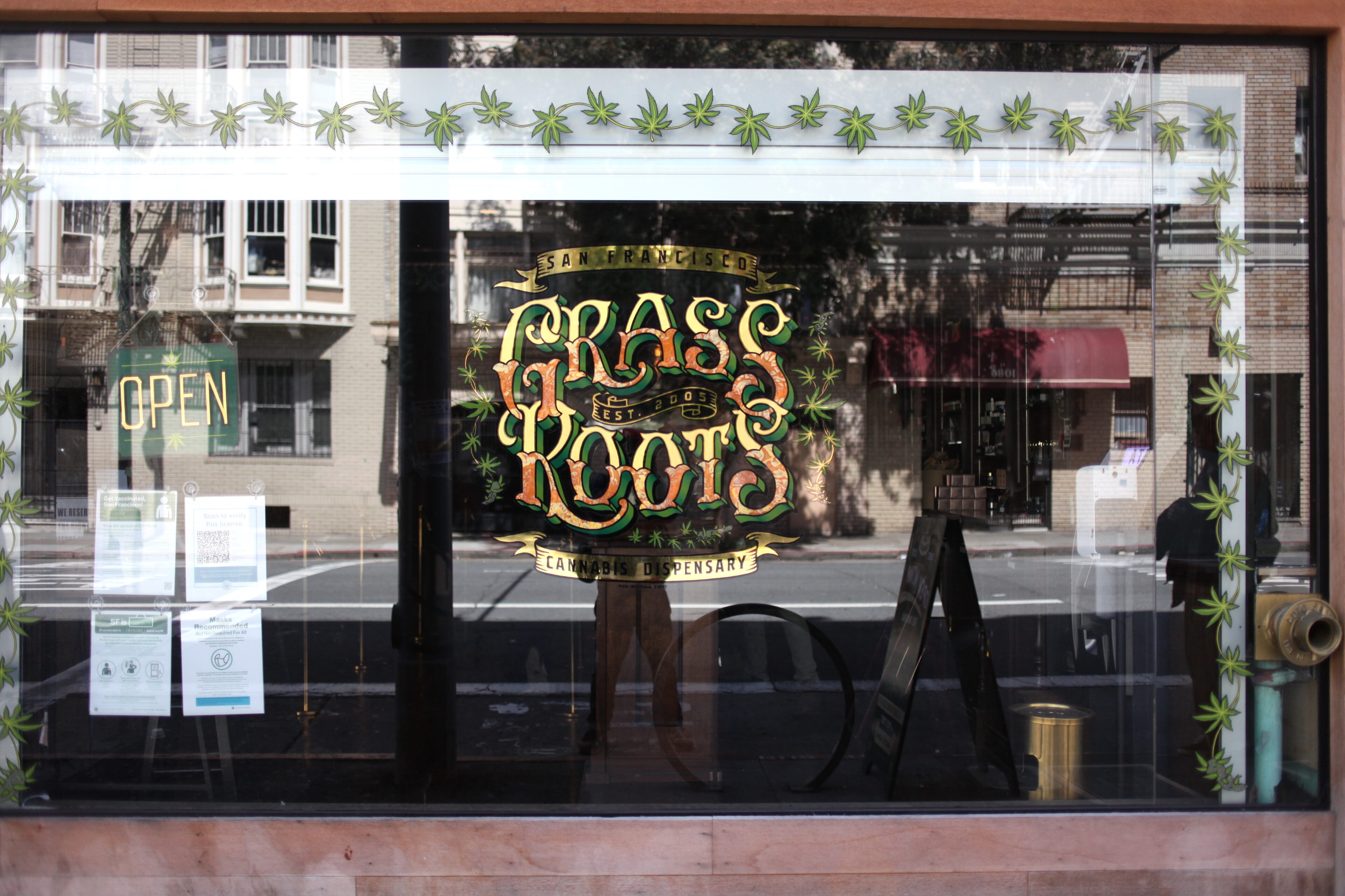 「GRASS ROOTS」のウインドウサイン