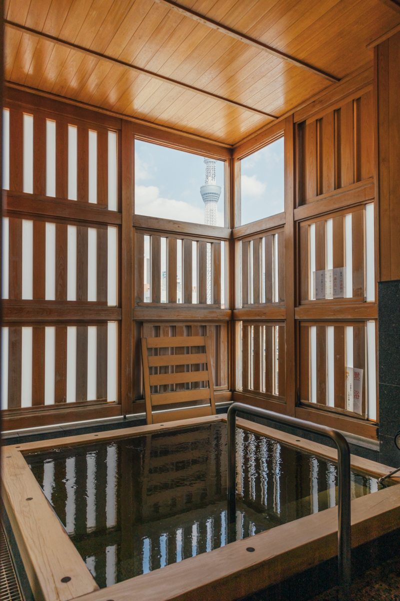 東京スカイツリーが見える半露天風呂。