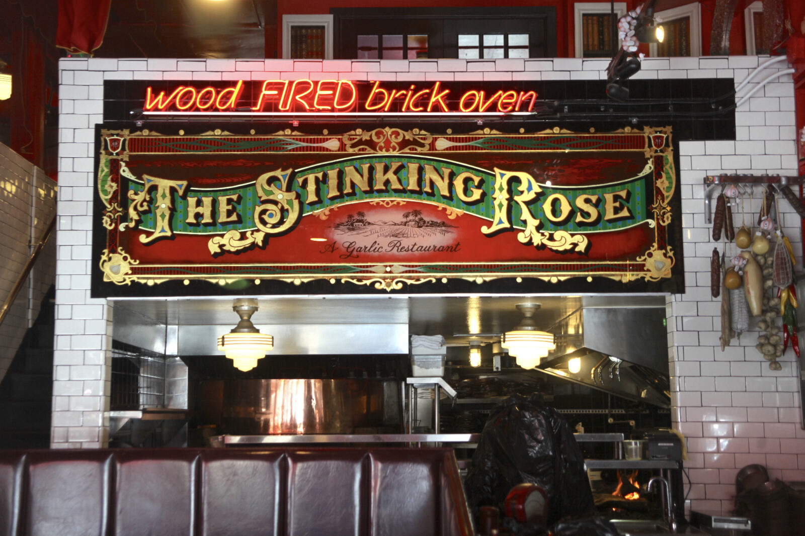 イタリアンレストラン「Stinking Rose」のサイン
