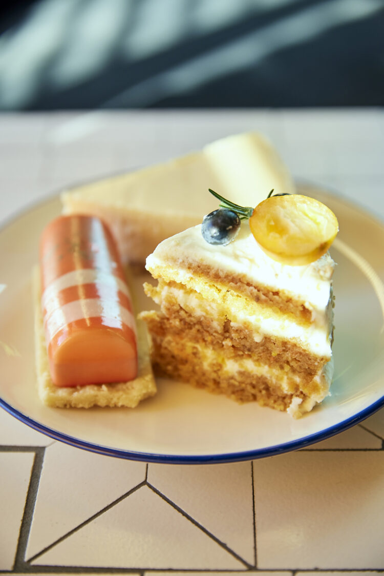 清澄白河のエアポケット、スーパー2階の地中海料理の店『Sani’z Language and Art Cafe』でビビットなケーキを。