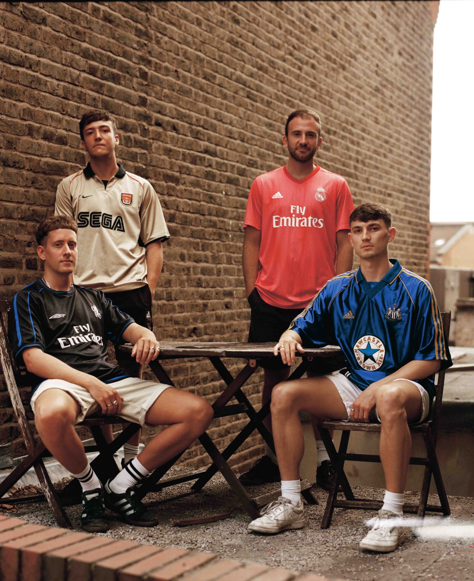 友人のヴィンス（奥左）、ジャック（奥右）、ダン（手前左）、ウィル（手前右）と、バルコニーに集まったときの作品。それぞれお気に入りの昔のサッカーユニフォームを着て撮影しようと提案してみたのがこのシリーズのはじまり。