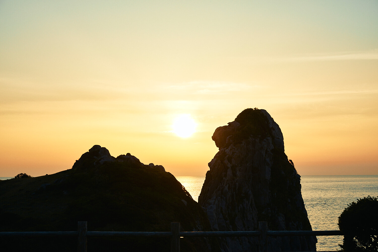 夕日を見るなら猿岩越し。