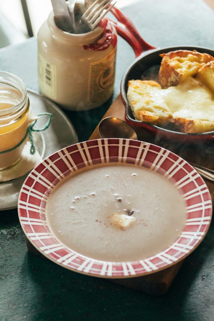 白金台に移転したフランスの田舎食堂『Pedibus Jambus』で滋養にあふれる栗スープを。