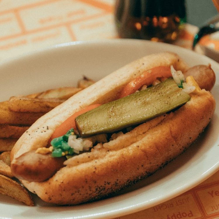 中目黒『Just Right』の1日30食自家製ホットドッグは、ビーフ100%生粋のシカゴスタイル。