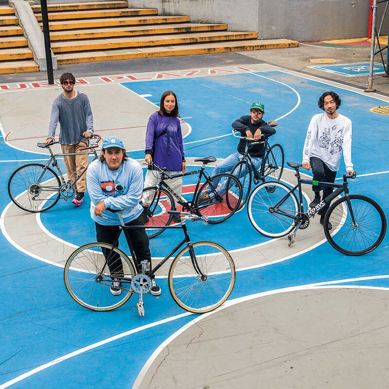 ニューヨークの〈LQQK Studio〉メンバーが自転車で集合。