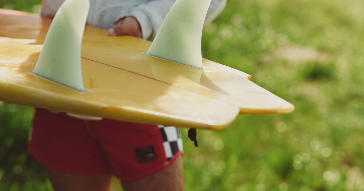 現代サーフシーンに″全く需要のない”旧式フィンが復刻された