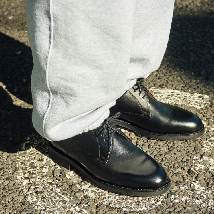 最初の革靴は、カジュアルに履けてフォーマルの場面でも問題ない黒のプレーントゥを。