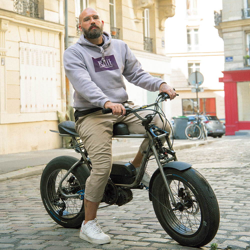 パリ18区の自転車屋『Cycles Toshi』でカスタムした、電動アシスト自転車。