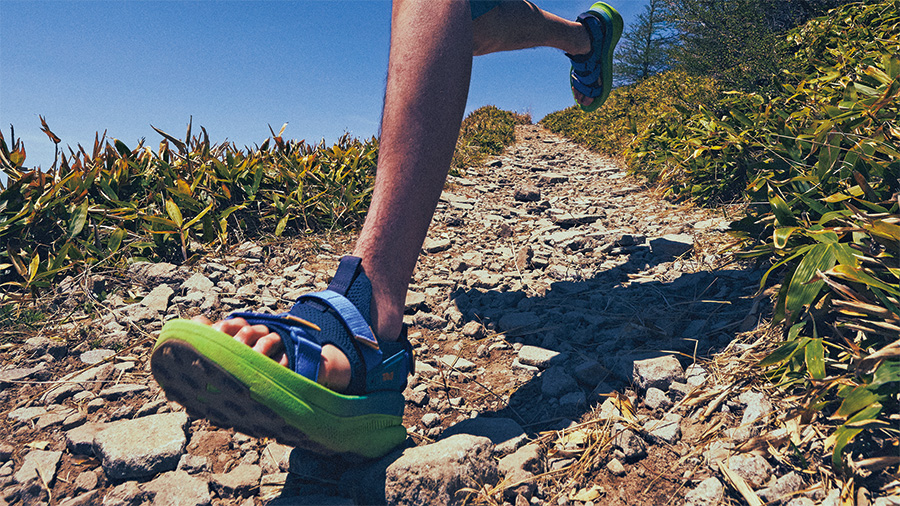 山を遊び尽くすためのサンダル、〈Teva〉の「アベントレイル