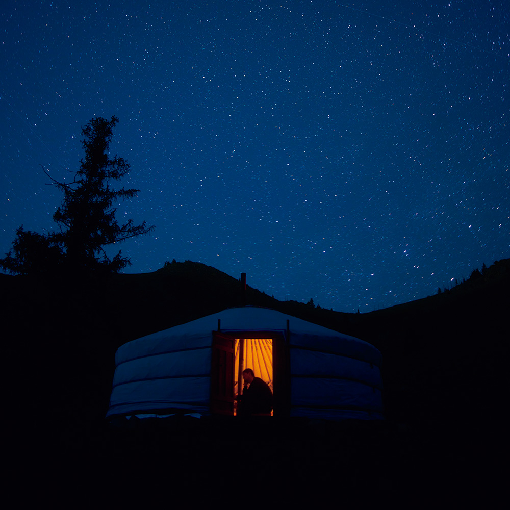 今にも落ちてきそうな星空の下、“エモロフ”の意味を知った。