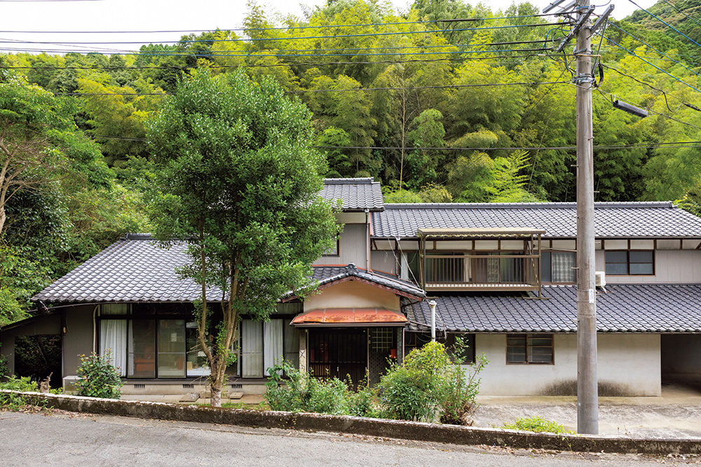 全国の古物好きが一目置く店が、福岡の山奥にあった。