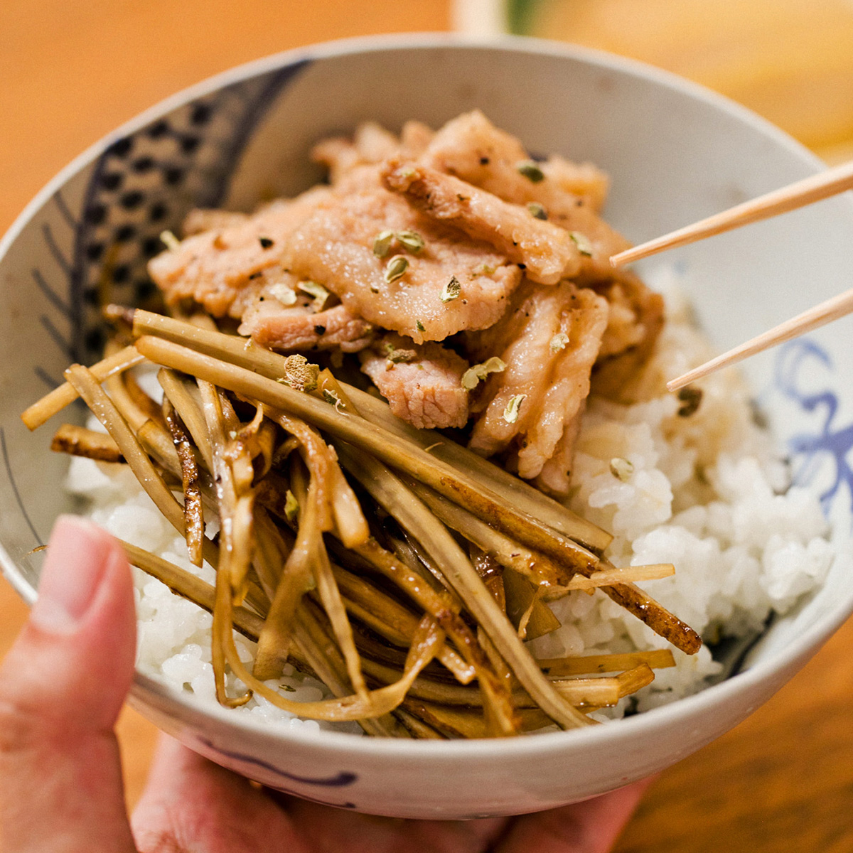 醤油、砂糖、お酒でつくる豚きんぴら丼。