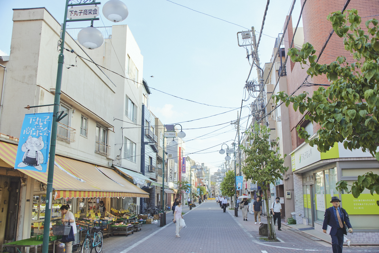 戦前・戦後の老舗や懐かしさのある店が軒を連ねる、のどかな下丸子の商店街。