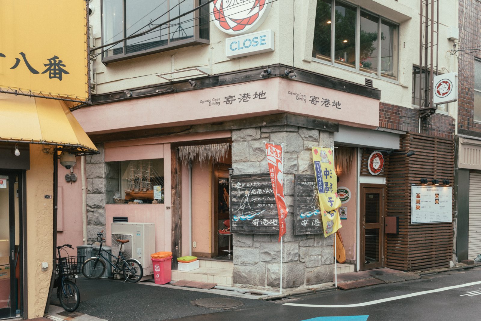 兄が作ったやちむんでサーブする荻窪の沖縄そば専門店『間借り沖縄そば』。