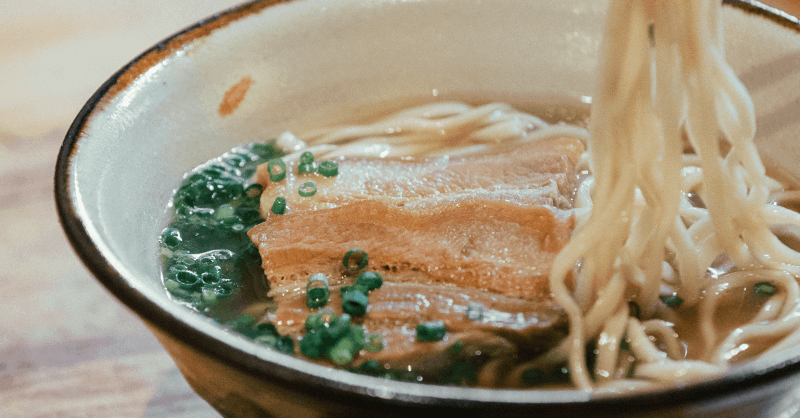 兄が作ったやちむんでサーブする荻窪の沖縄そば専門店『間借り沖縄そば