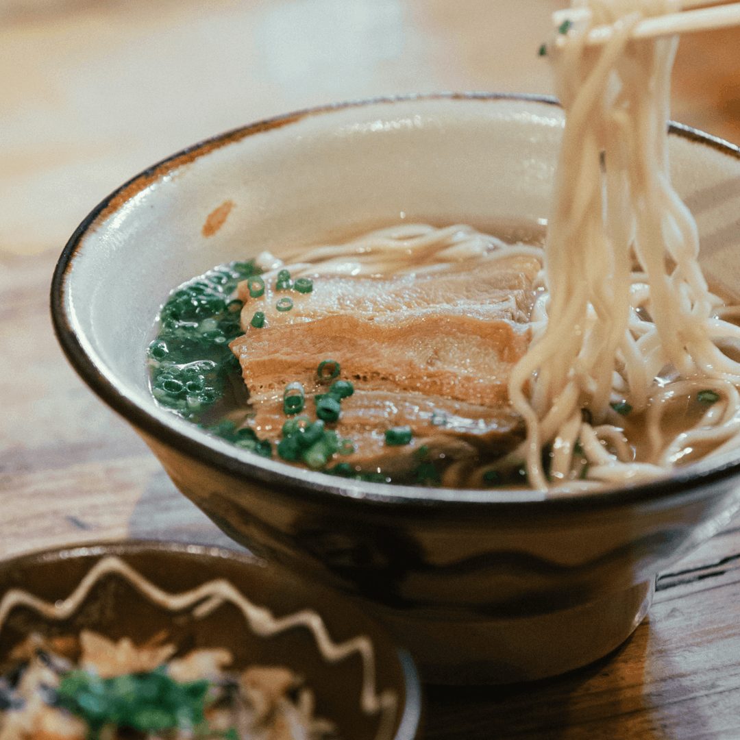 兄が作ったやちむんでサーブする荻窪の沖縄そば専門店『間借り沖縄そば』。