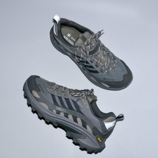 〈MERRELL〉と〈SnowPeak〉による初のコラボシューズ「モアブ スピード 2 ゴアテックス® スノーピーク」。