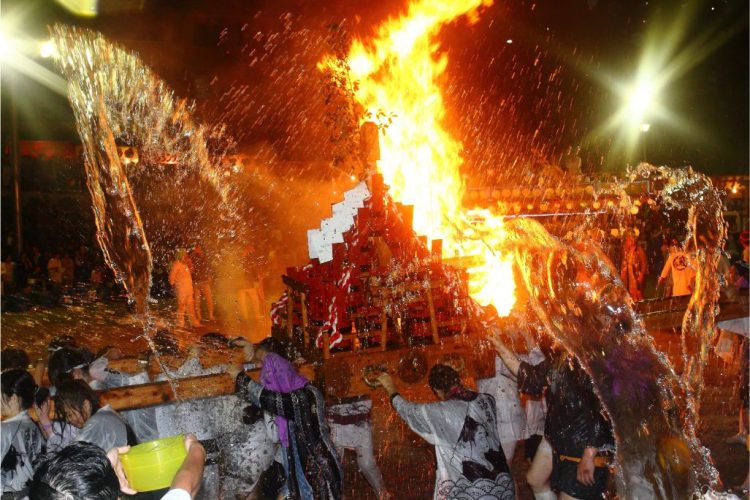 「湯かけまつり」に行く。