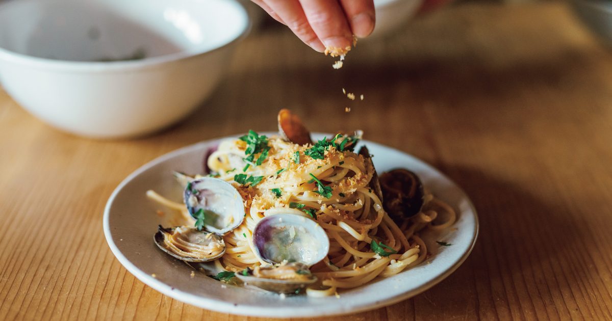 パン粉を炒る、ボンゴレビアンコ。／原川慎一郎の定番料理の