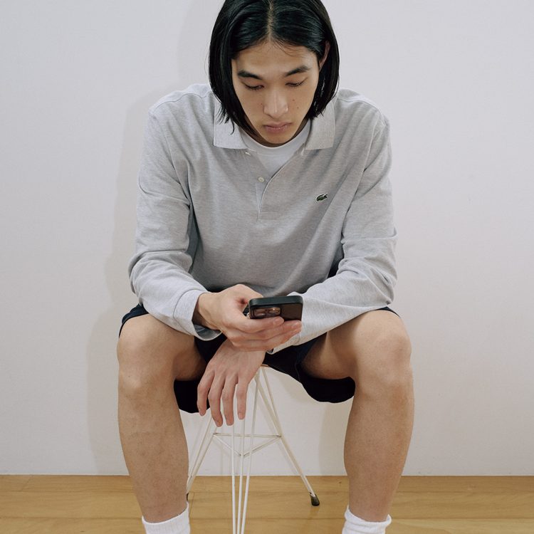 良き大人のポロは、〈ラコステ〉のロングスリーブ。