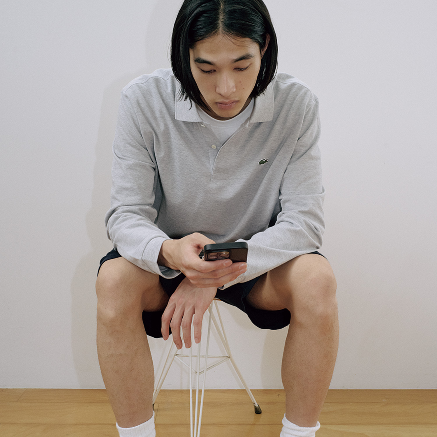 良き大人のポロは、〈ラコステ〉のロングスリーブ。