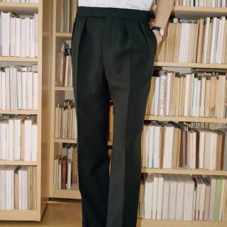 タックインが板に付く、英国伝統のスラックス。