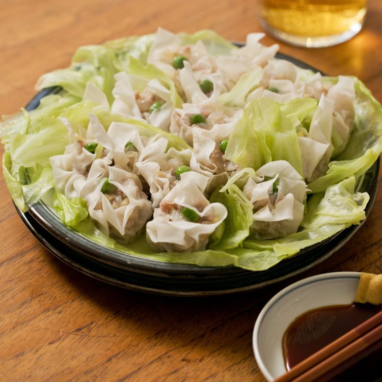 フライパンで蒸す、一人前の焼売。