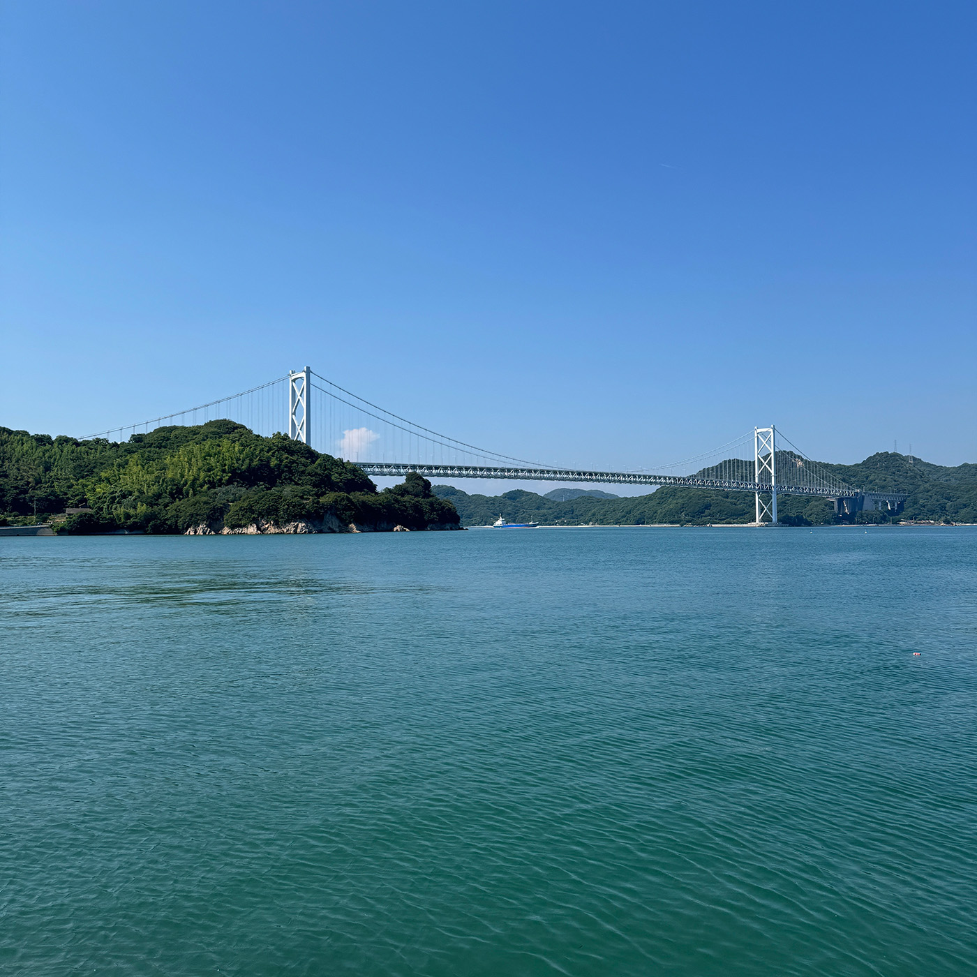 パッと飛んで、ドンと島！