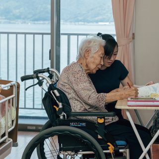 宮津湾を一望する環境で、高齢者たちが健やかに過ごせるようケアを行う。