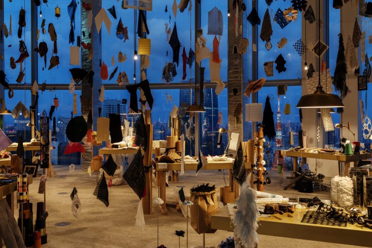 〈シャネル〉の手仕事の気高さを体感できる『la Galerie du 19M Tokyo』へ。