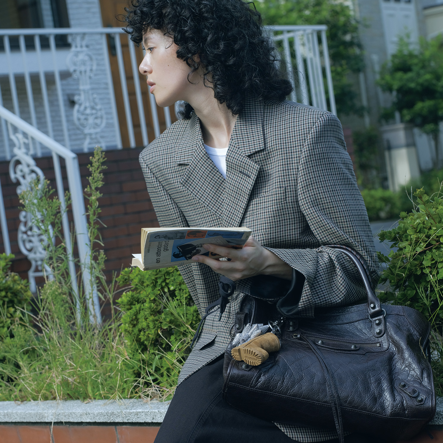 〈バレンシアガ〉Across and Down