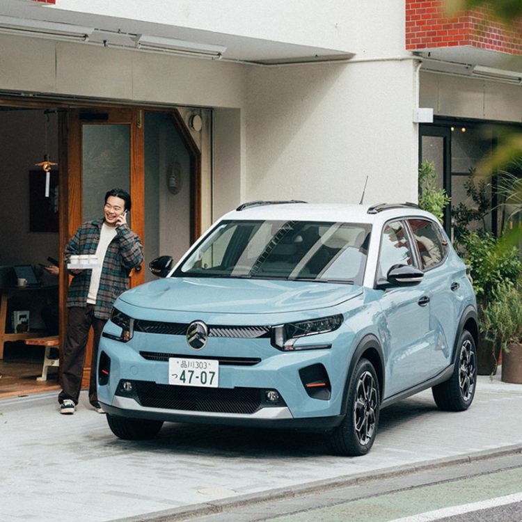 新しい〈シトロエン〉C3に乗って、手土産の調達へ。