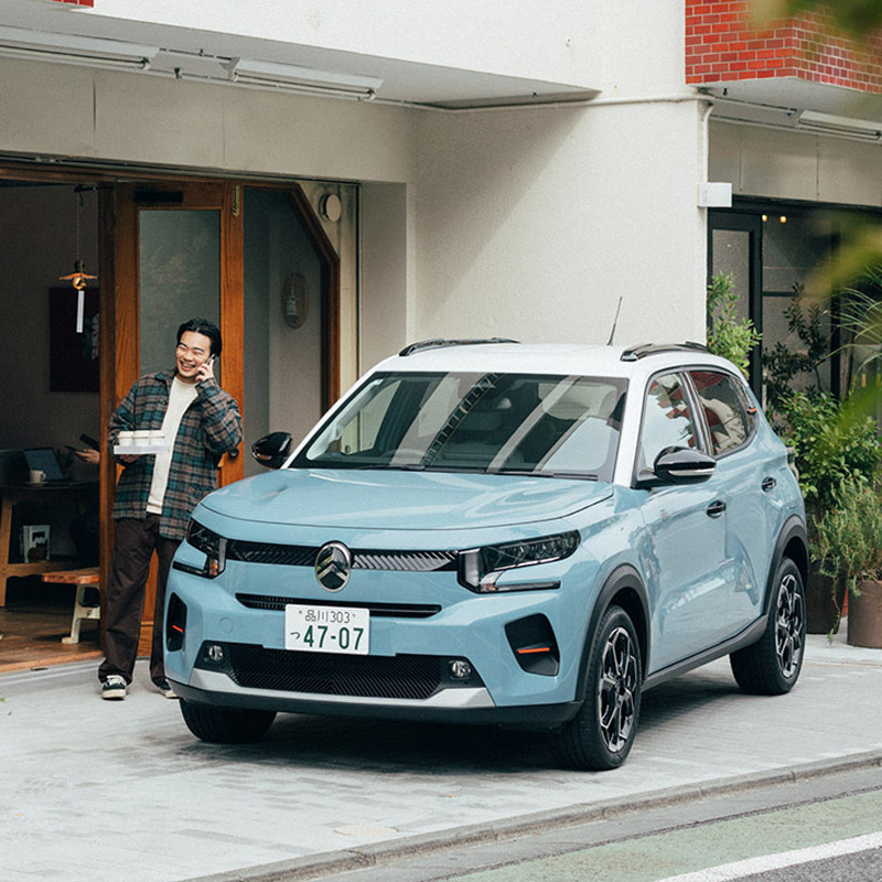 新しい〈シトロエン〉C3に乗って、手土産の調達へ。