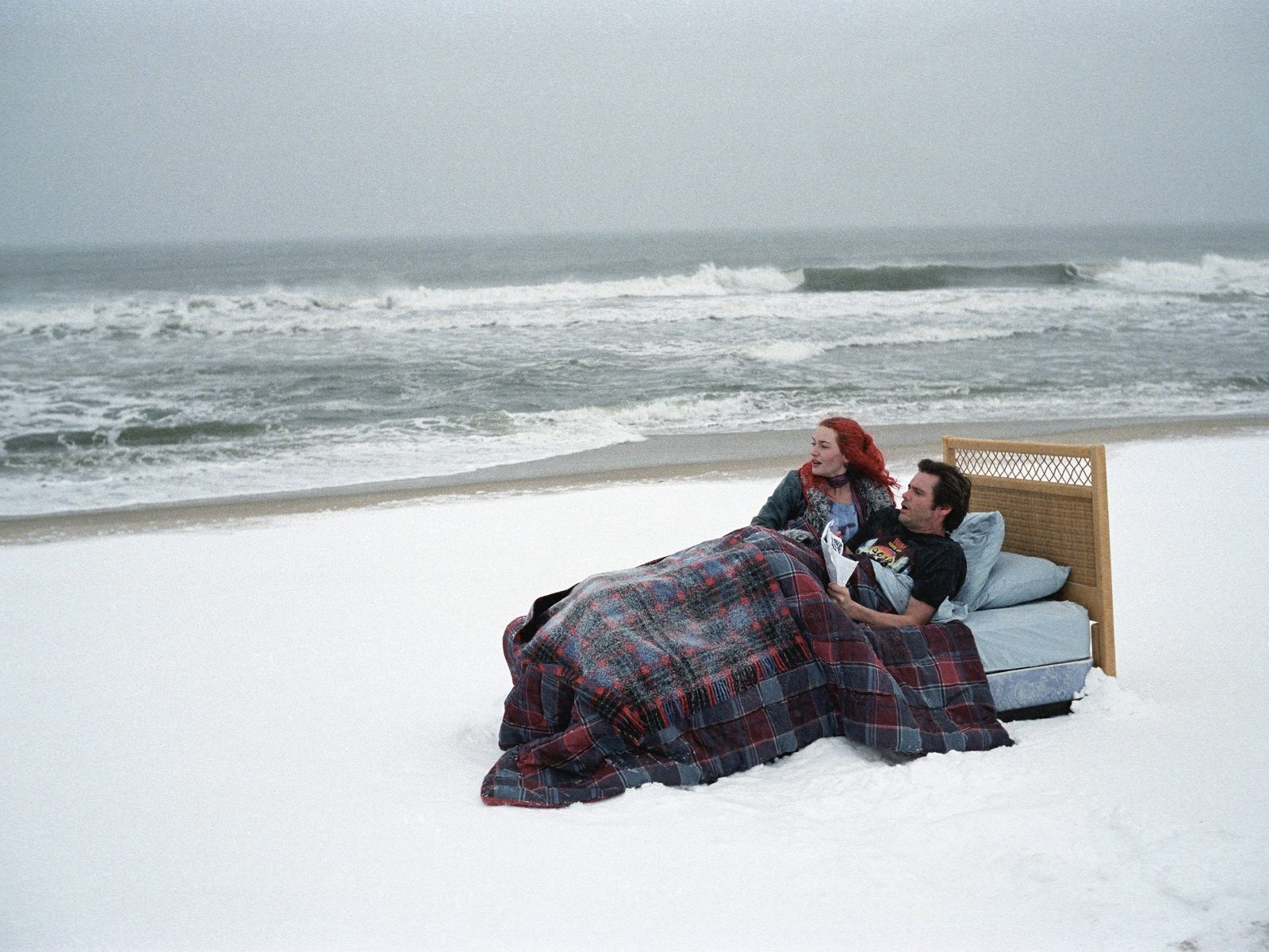 JIM CARREY and KATE WINSLET in ETERNAL SUNSHINE OF THE SPOTLESS MIND, 2004, directed by MICHEL GONDRY. Copyright FOCUS FEATURES / LEE, DAVID. Credit: FOCUS FEATURES / LEE, DAVID / Album