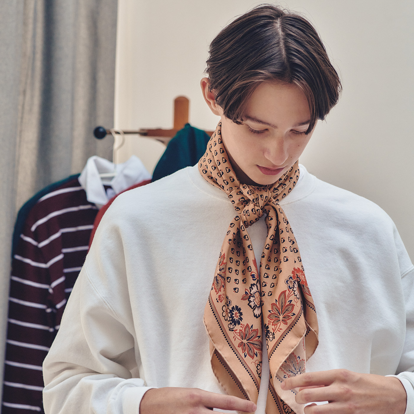 首と肩の周りに、さりげないポイントを。