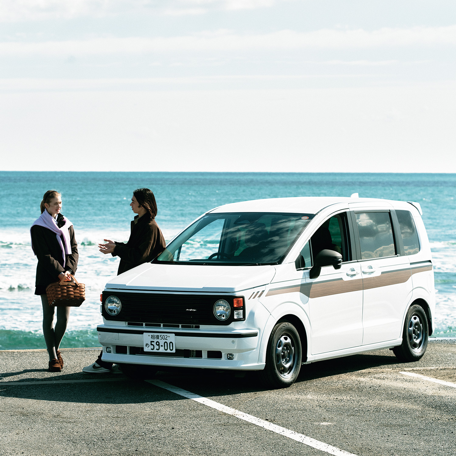 〈ダムド〉のコンプリートカーで真冬の海を二人占め。