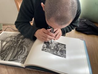 なんかヘンだぞ？　グラビア印刷の魅力を「After Barbed Wire: Cowboys of Our Time」で学ぶ。