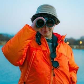 〈カップアンドコーン〉のパフジャケットを着て、 水元公園でバードウォッチング。