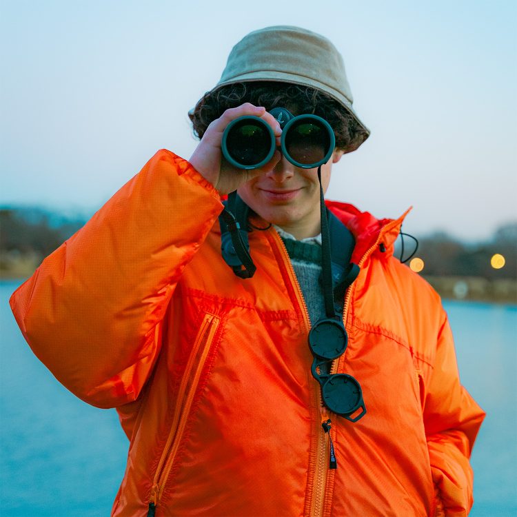 〈カップアンドコーン〉のパフジャケットを着て、 水元公園でバードウォッチング。