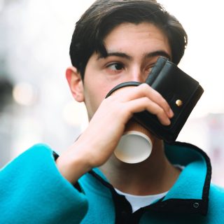 イル ビゾンテのヴィンテージレザーと過ごす、春のカフェ。