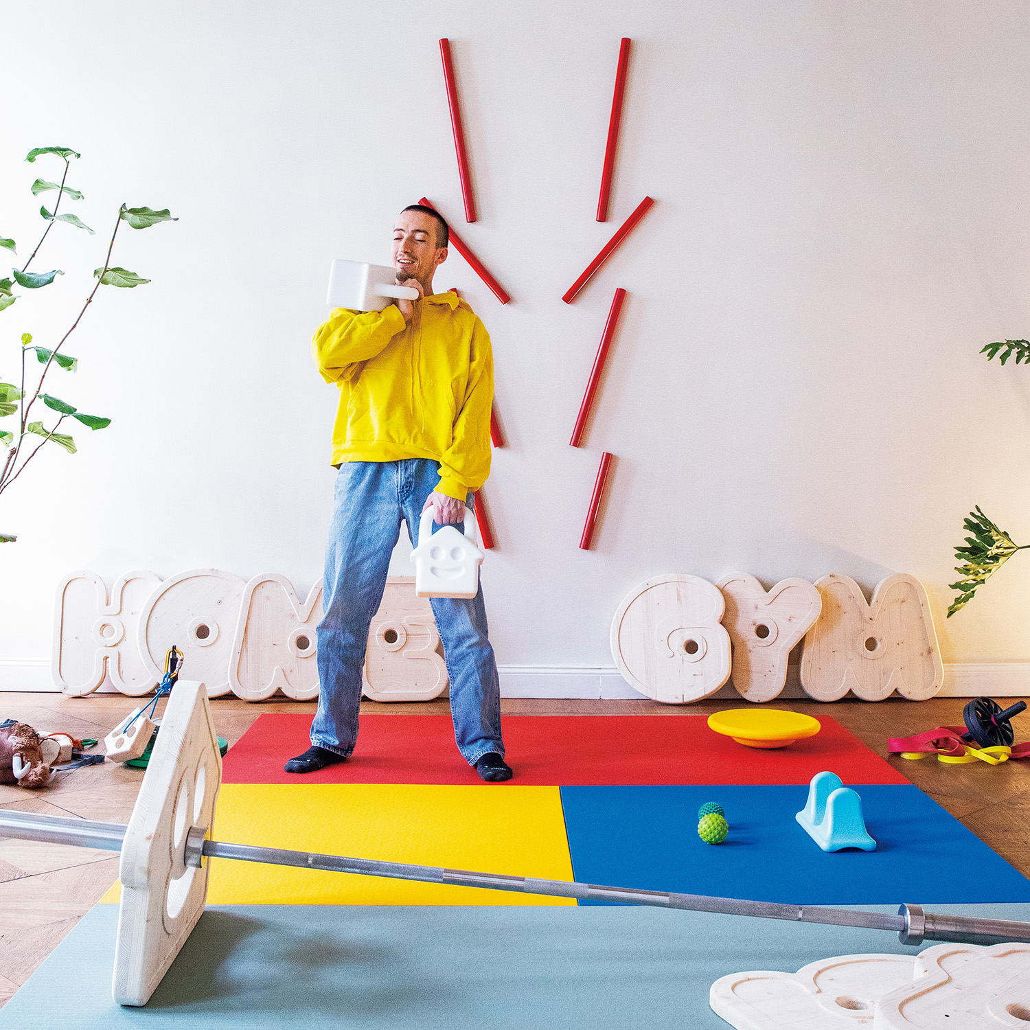 リビングよりも、ホームジムが主役な部屋作り。