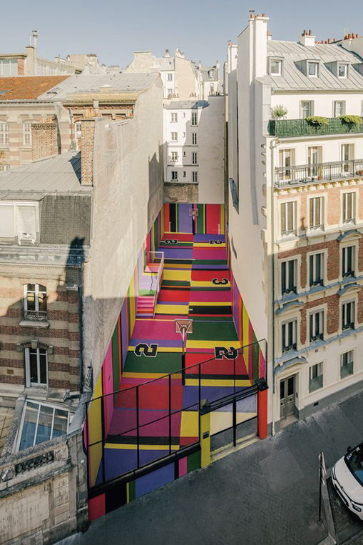 ピガール・コートに集うバスケクルー。