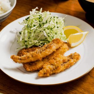 余すことなく鯵を楽しむ、スティック状のアジフライ。